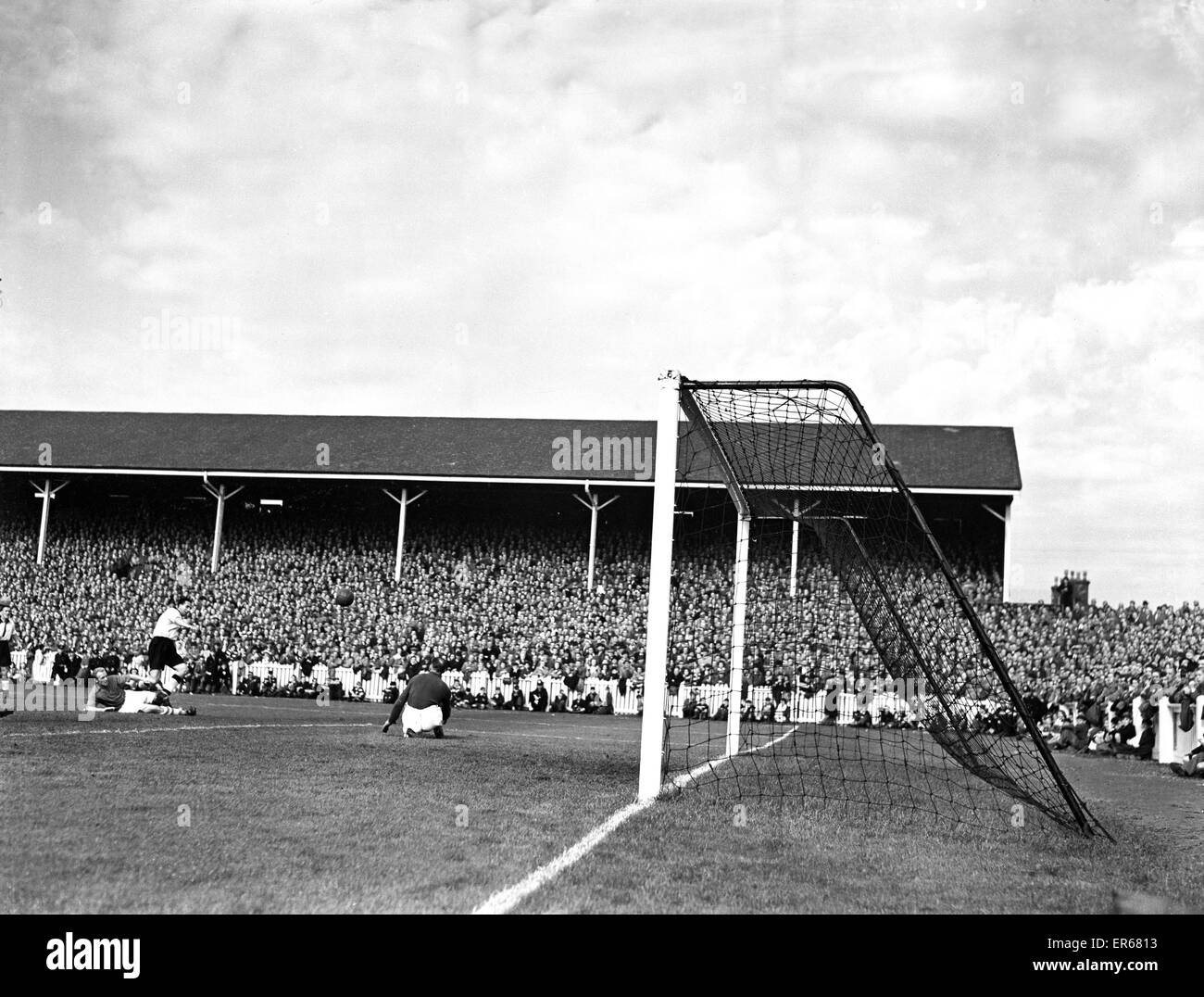 English League Division One match at Meadow Lane. Notts County 2 v Nottingham Forest 2. Tommy Lawton in action for Notts County. 15th September 1951. Stock Photo