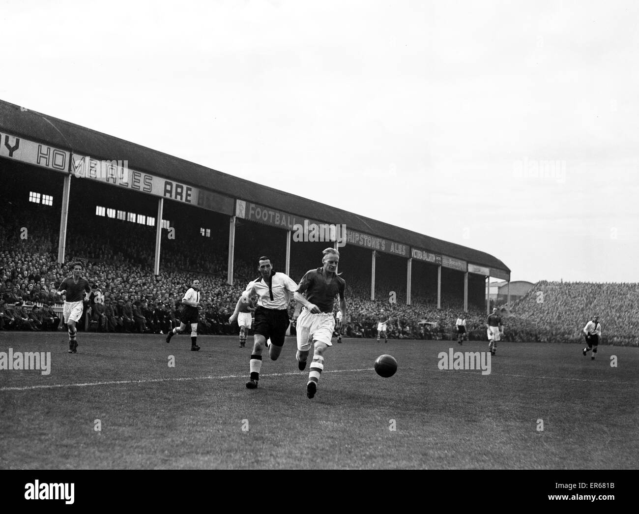 English League Division One match at Meadow Lane. Notts County 2 v Nottingham Forest 2. Tommy Lawton in action for Notts County. 15th September 1951. Stock Photo