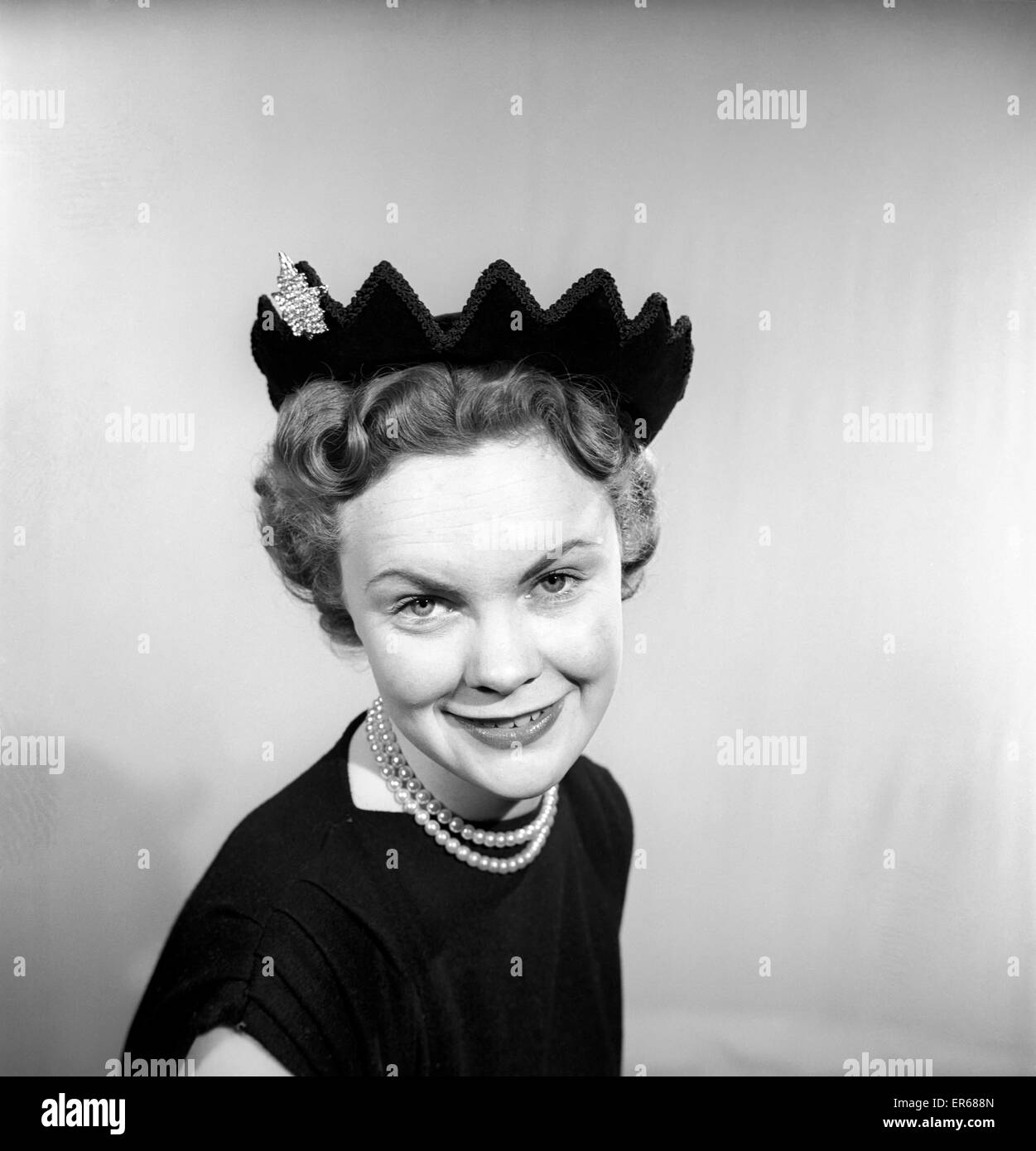Clothing: Fashion: Hats: Woman wearing crown hat. 1958 B118 Stock Photo