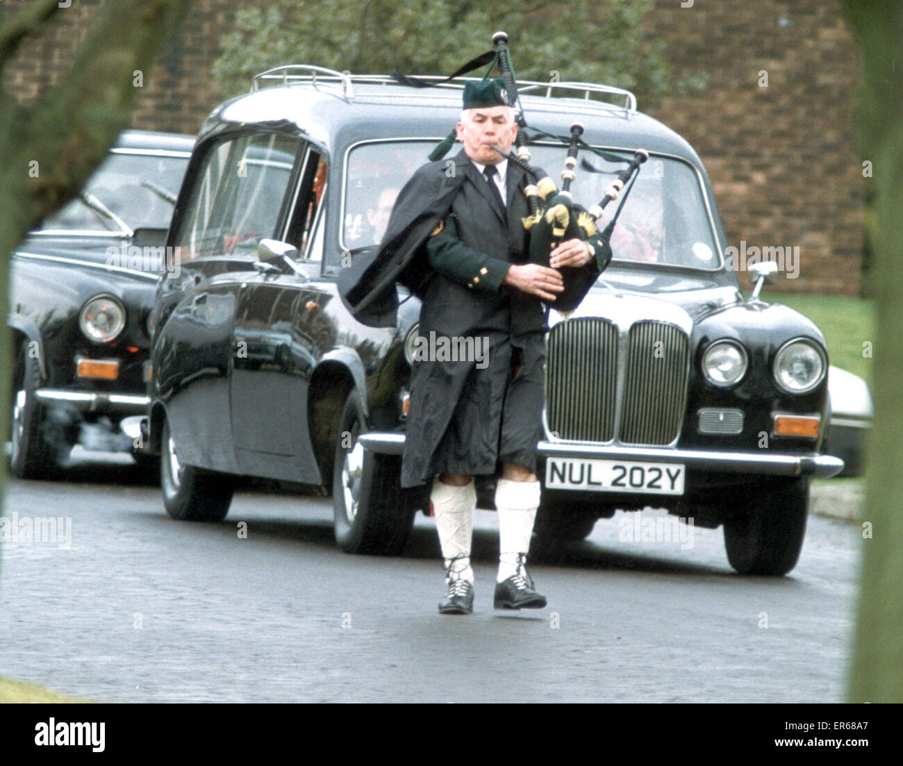 Funeral of Suzanne Capper, the hearse holding her coffin is lead by a man playing the bagpipes 18 January 1993. Stock Photo