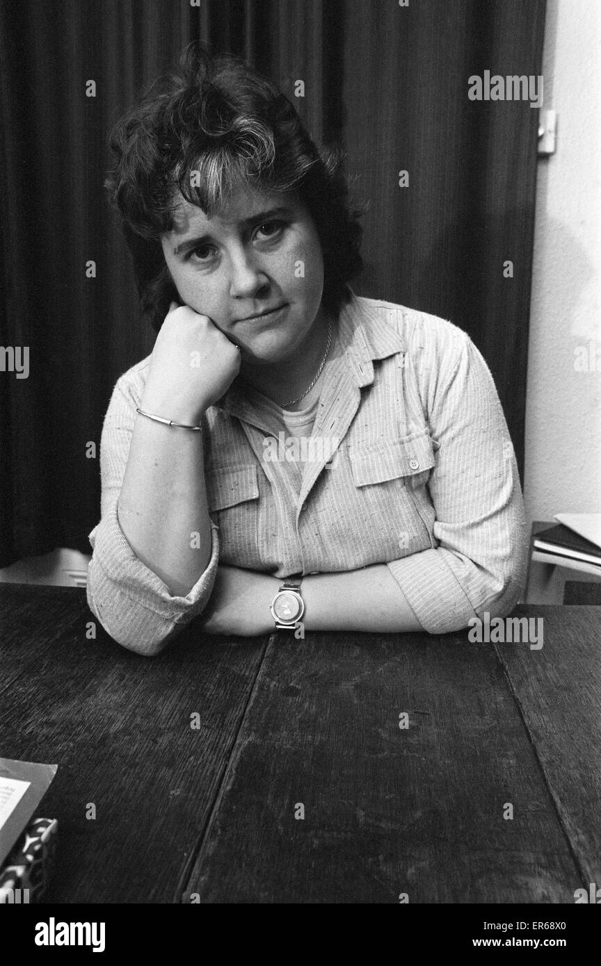 Val Mcdermid Sunday People Journalist 4th February 1981 House Sale Stock Photo Alamy