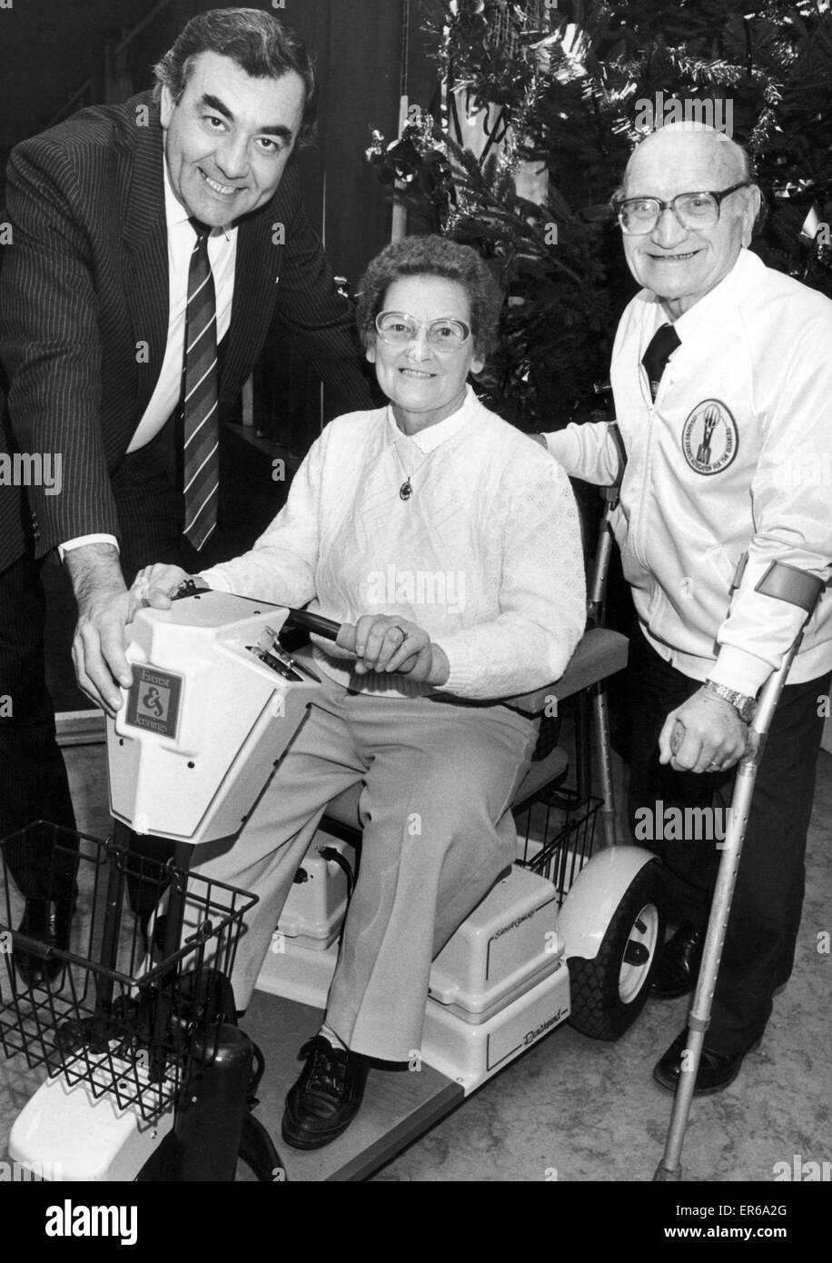 Len Tasker the trustee for the West Midlands Sports Centre for the Disabled, with a gaint cheque for the sum of ¿2000 after the presentation by Mike Bromley managing director of Mitchells and Butlers. 30th June 1987 Stock Photo