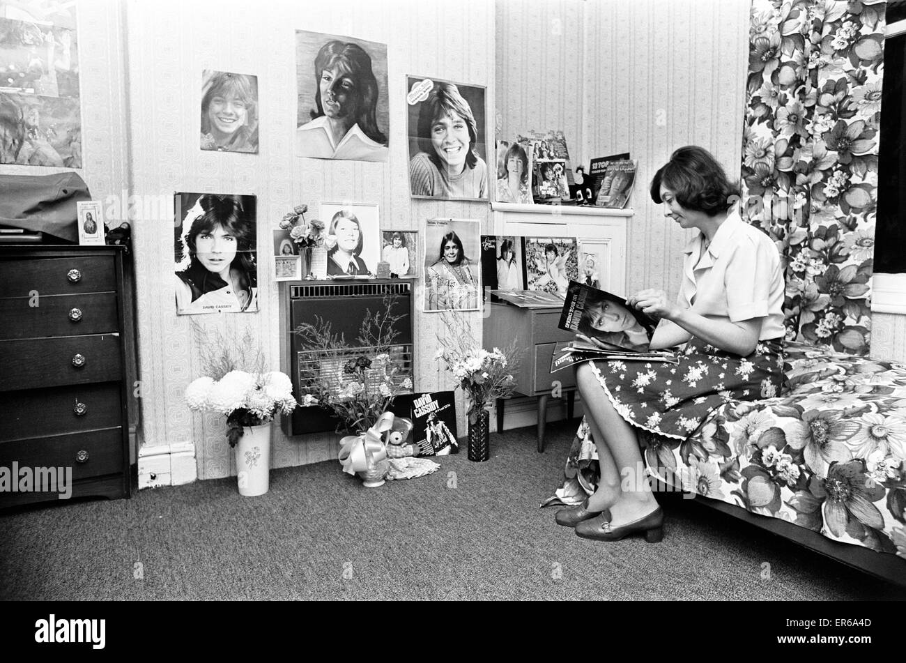 Margaret Lynn Stewart, mother of murder victim, Janet Lesley Stewart, 15, was stabbed to death on New Years Eve 1974 and buried in a shallow grave in Newton Heath, North Manchester. Pictured in her daughters bedroom, 25th September 1976. Trevor Joseph Har Stock Photo
