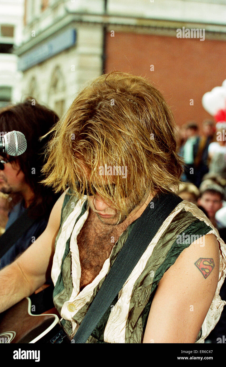 Jon Bon Jovi, lead singer of rock group Bon Jovi, busking in Covent Garden, London - and vowed a crowd of 5,000, 7th September 1994. Jubilant fans completely blocked the historic piazza as the heavy metal idol and his lead guitarist Richie Sambora belted Stock Photo