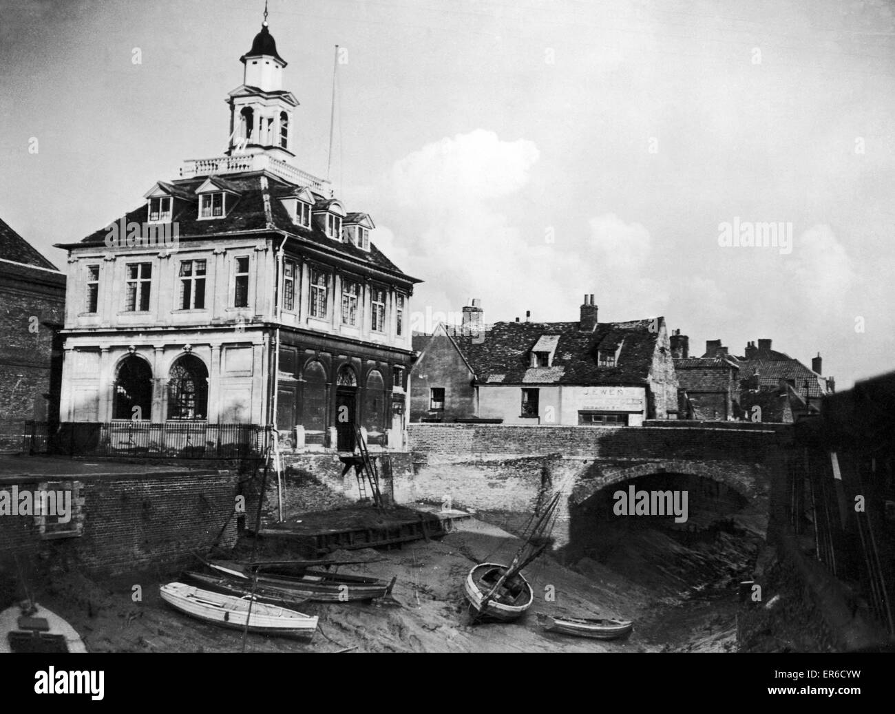 The Custom's House, built in 1683, King¿ Lynn, Norfolk, Circa 1945. The River Cuse runs alongside but is a mere trickle at low tide. Stock Photo