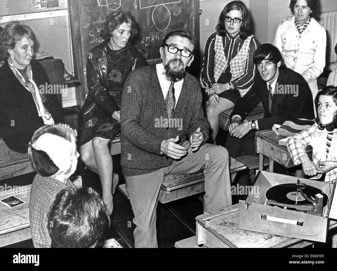 Evening classes at East Kilbride High School gets free entertainment from folk singers Matt McGinn during his lectures on 'Folk'. 9th October 1972. Stock Photo