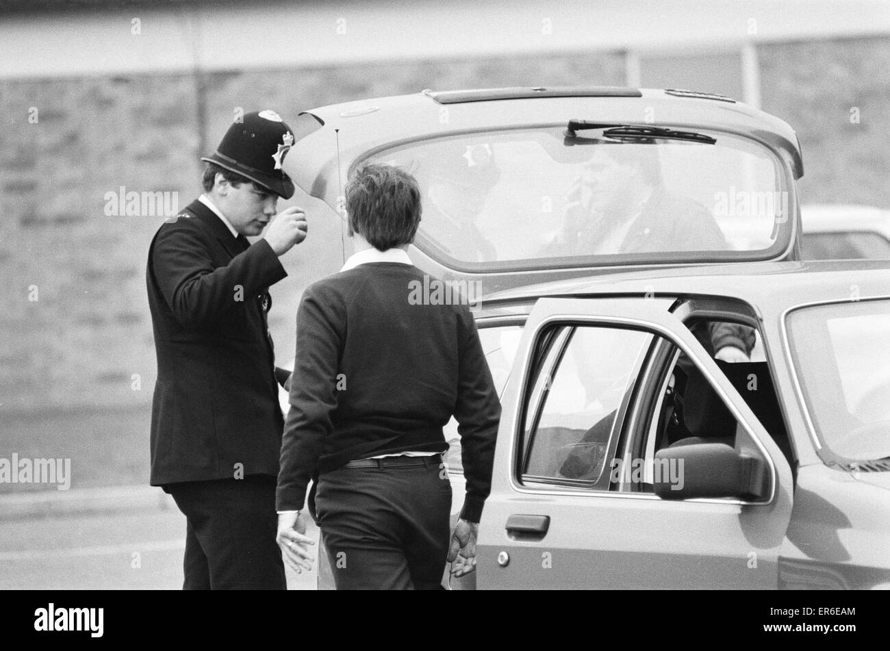 Police Stop, Search and Question Potential Witnesses at scene of crime, The Brink's MAT robbery which occurred on 26th November 1983 when six robbers broke into the Brink's MAT warehouse at Heathrow Airport, London, Police at scene 2nd December 1983. The Stock Photo
