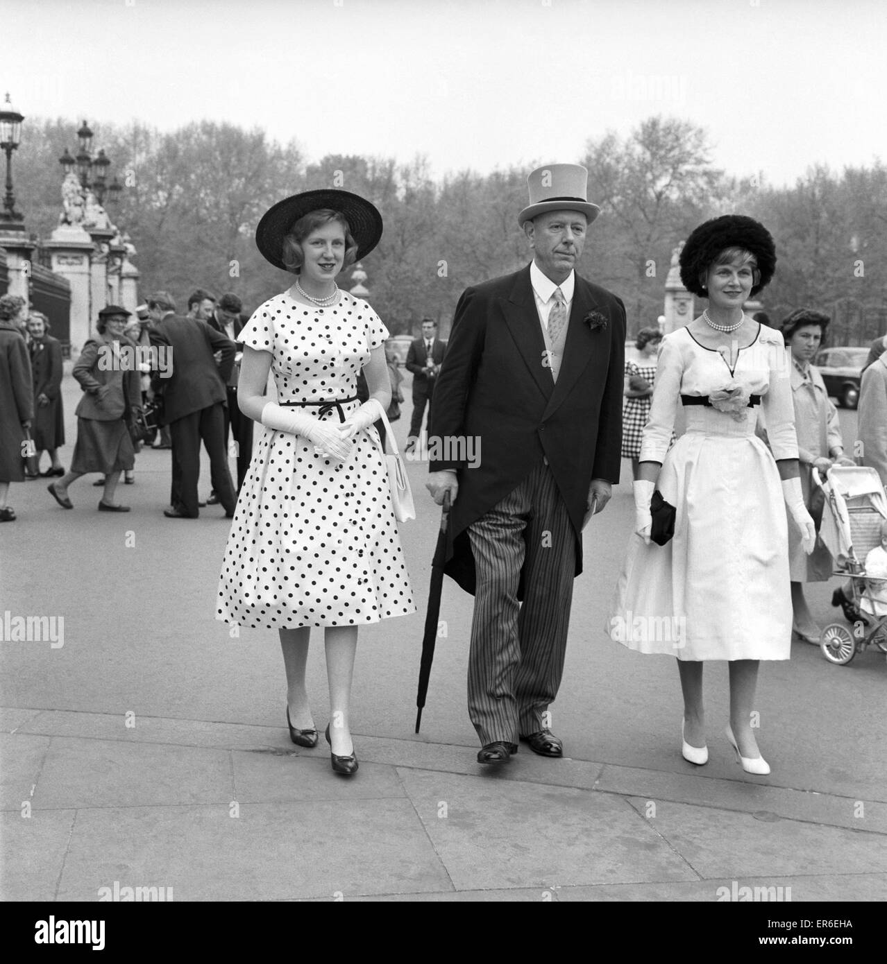 Buckingham Palace Garden Party: Visitors and passers by outside Buckingham Palace had a freed hat fashion show today. Frills and fancies, flowers and Tulle, and bits and pieces made up the hats large and small, tall and wide, as the women guests followed Stock Photo