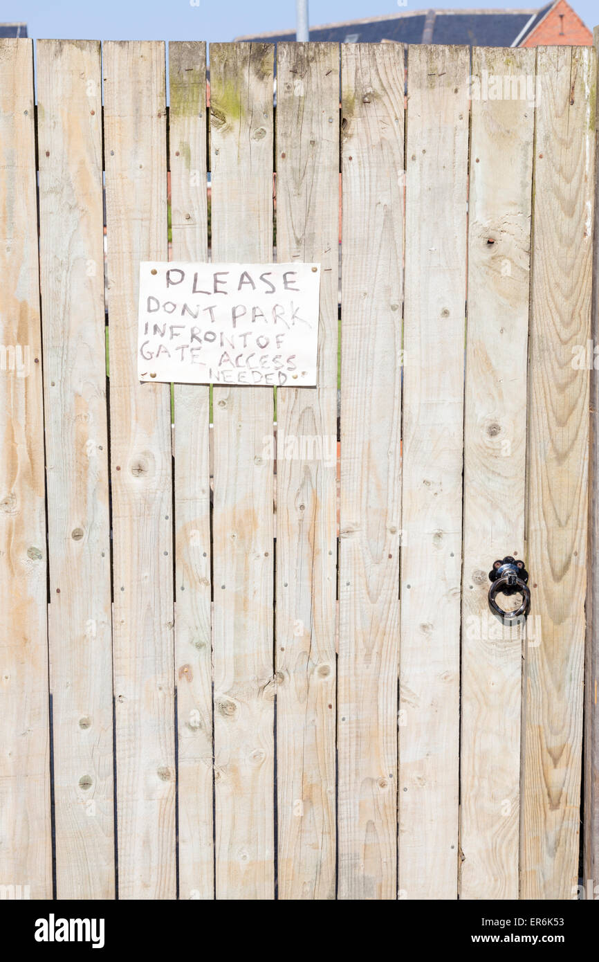 Handwritten note on a gate requesting no parking, England, UK Stock Photo