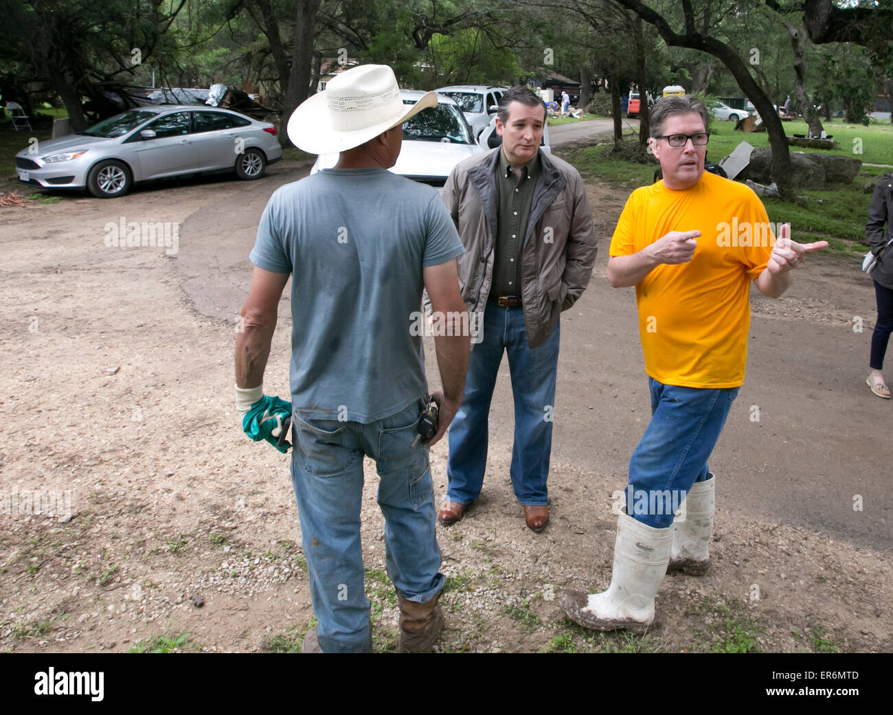 Wimberley, Texas, USA. 27th May, 2015. US Sen. Ted Cruz R-Texas meets with Wimberley residents in the Flite Acres neighborhood which was one of the hardest hit areas with the devastating flooding Stock Photo