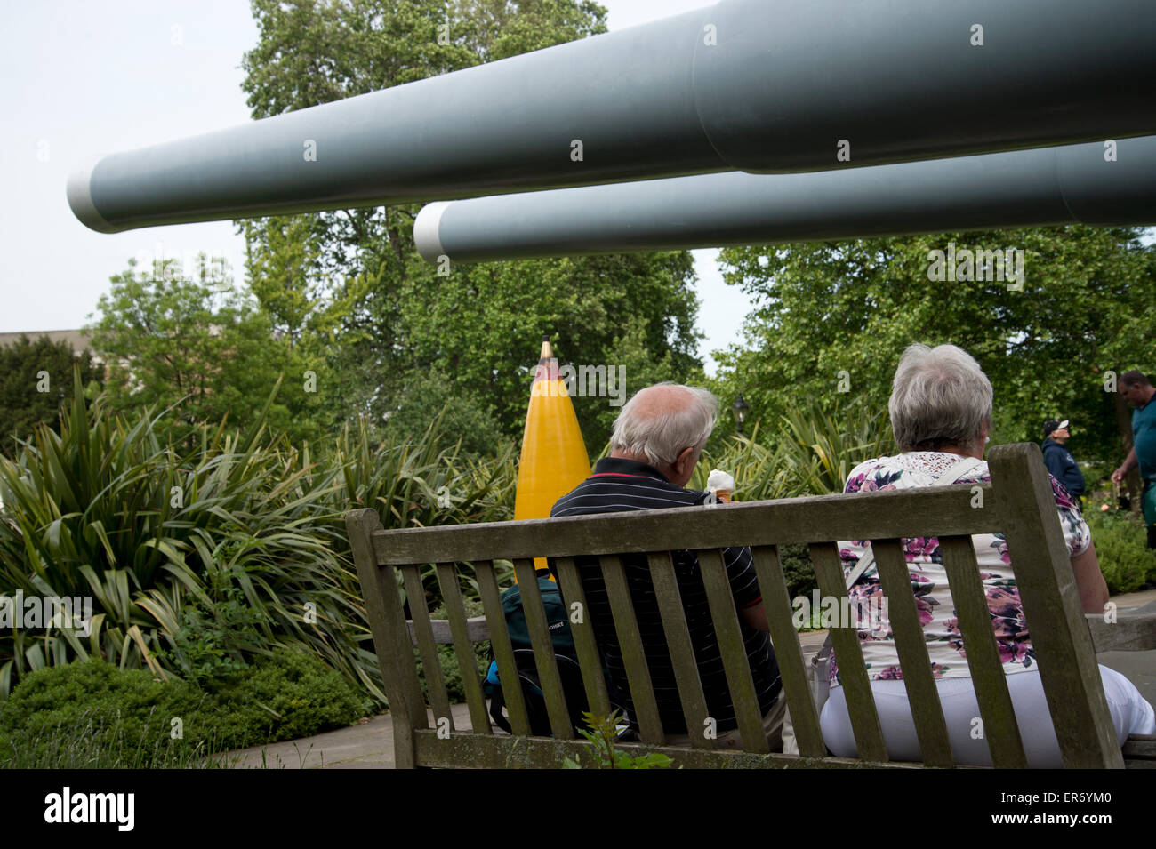 Lambeth. Imperial War Museum.Grandparents eat ice-cream under 15' naval  guns in front of the museum Stock Photo