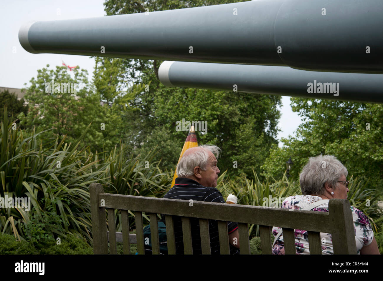 Lambeth. Imperial War Museum.Grandparents eat ice-cream under 15' naval  guns in front of the museum Stock Photo