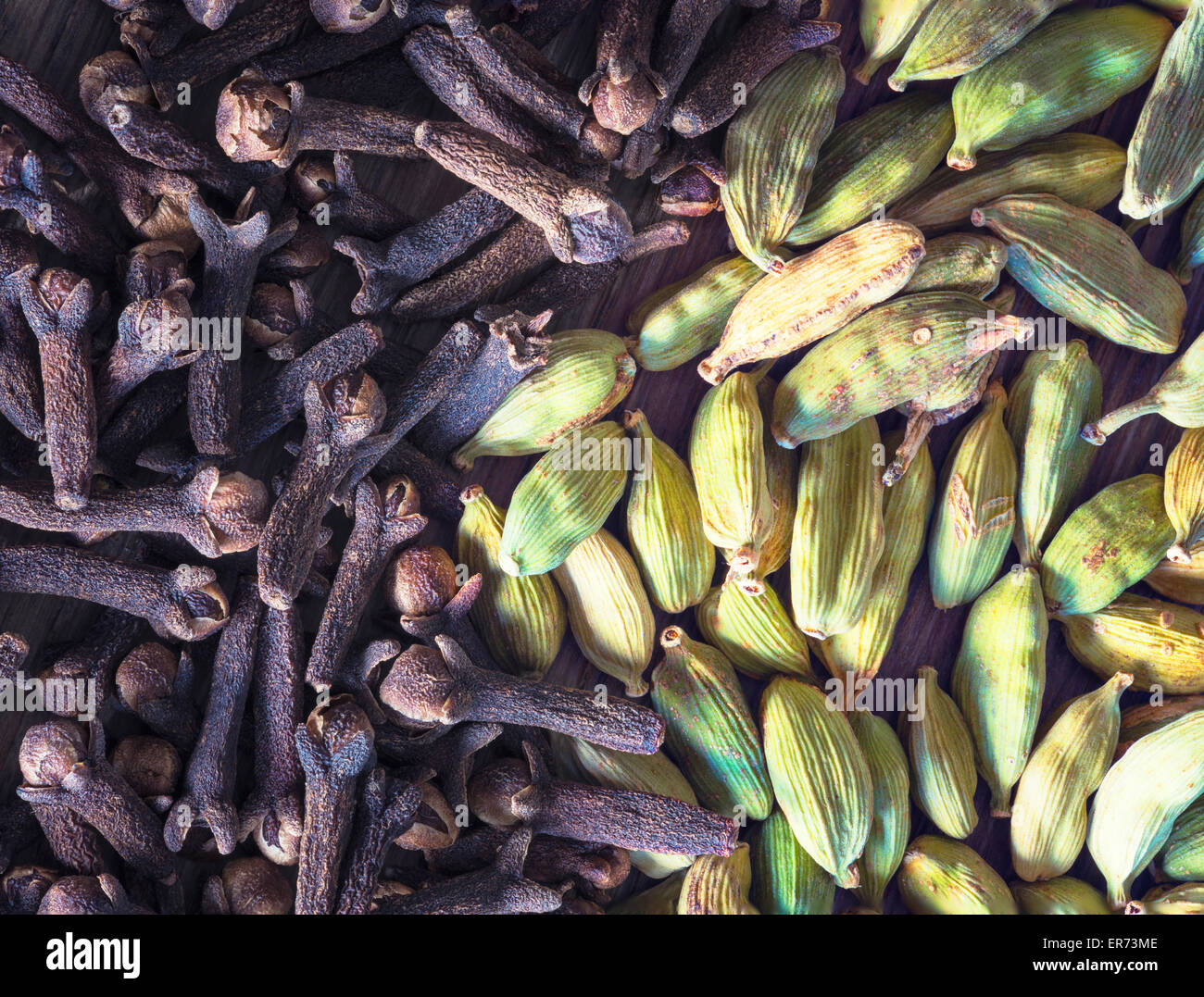 cardamom pods and cloves Stock Photo Alamy