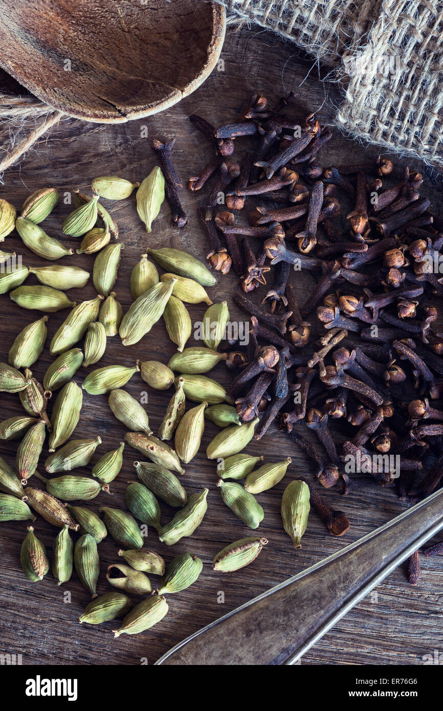cardamom pods and cloves Stock Photo Alamy