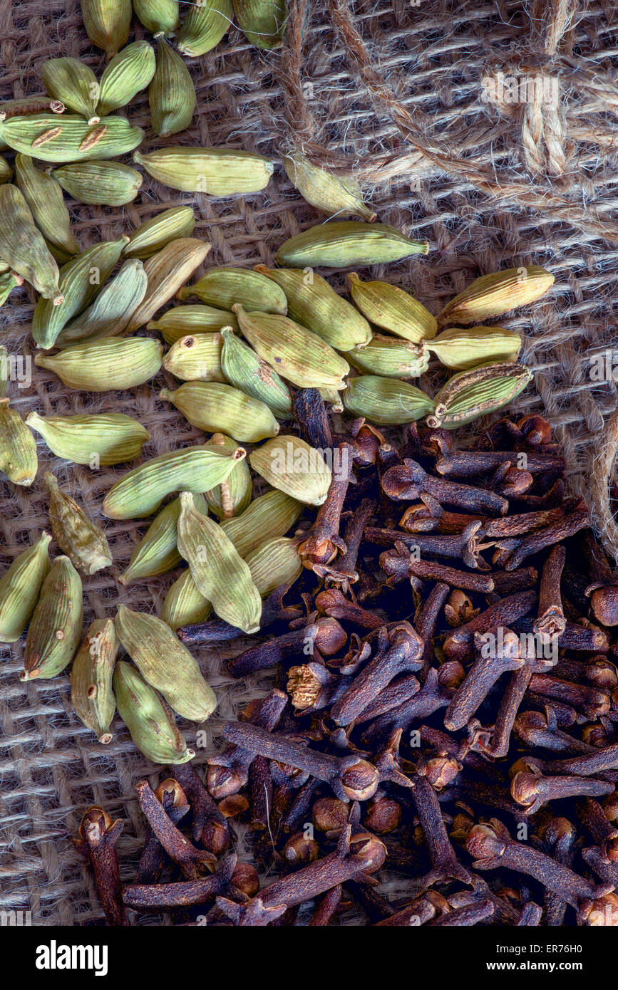 cardamom pods and cloves Stock Photo Alamy