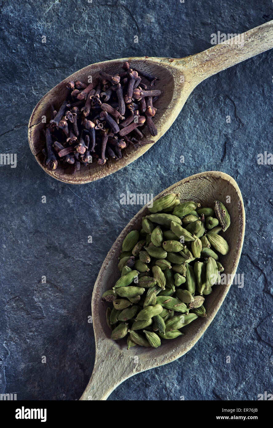 cardamom pods and cloves Stock Photo Alamy