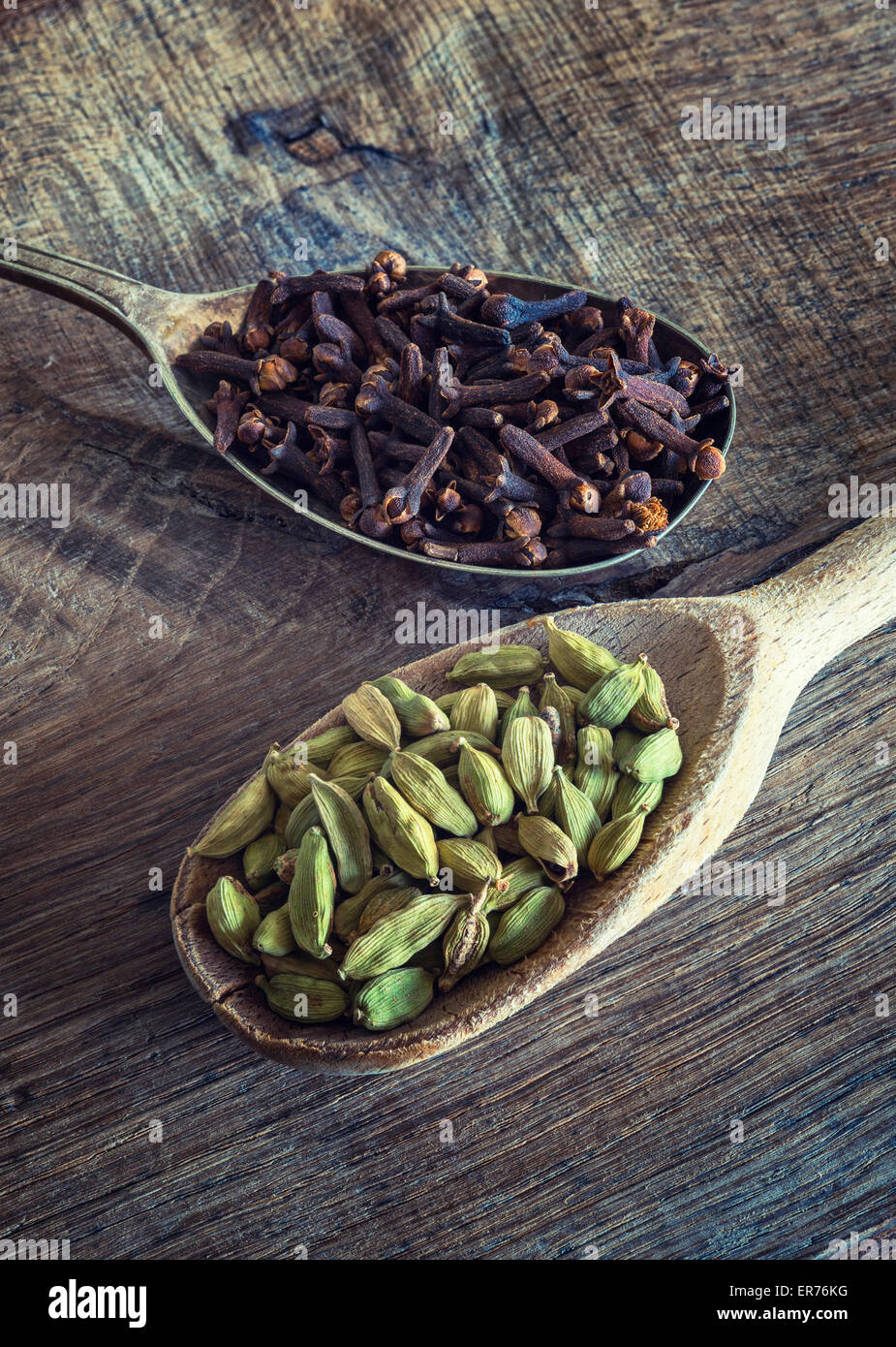 cardamom pods and cloves Stock Photo Alamy