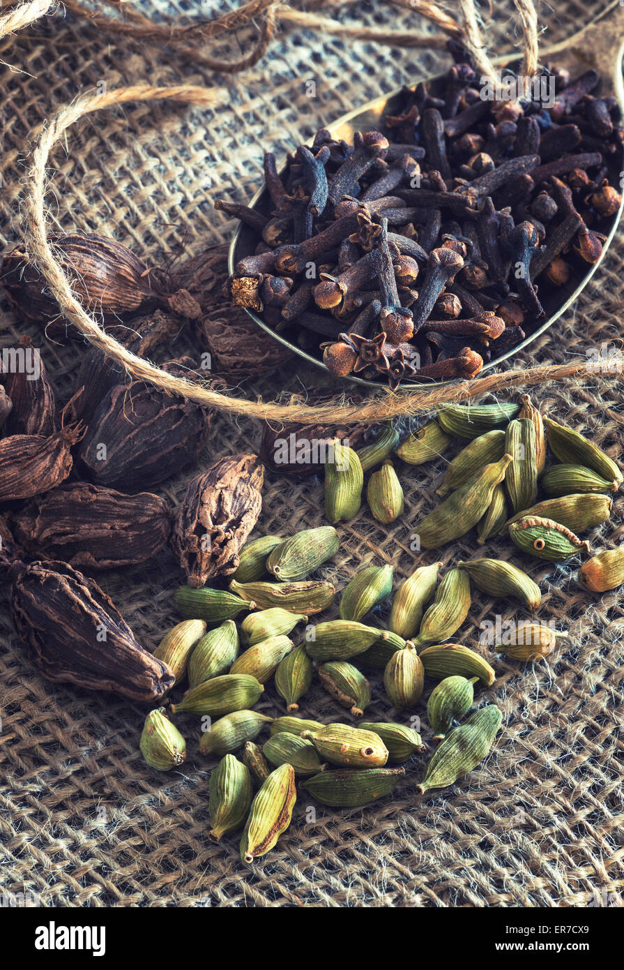 cardamom pods and cloves Stock Photo Alamy