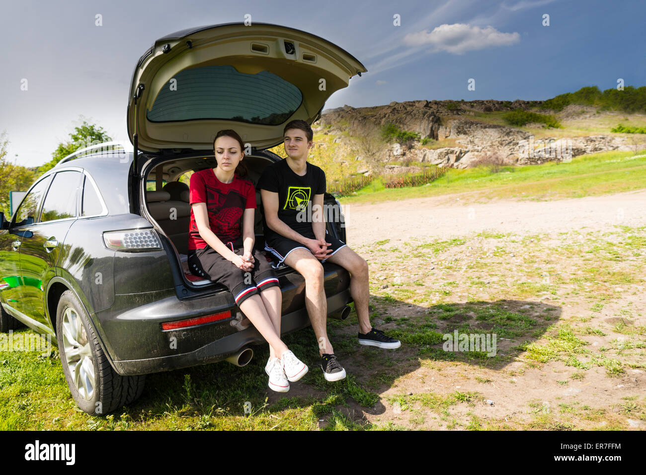 Friends sitting on tailgate hires stock photography and images Alamy