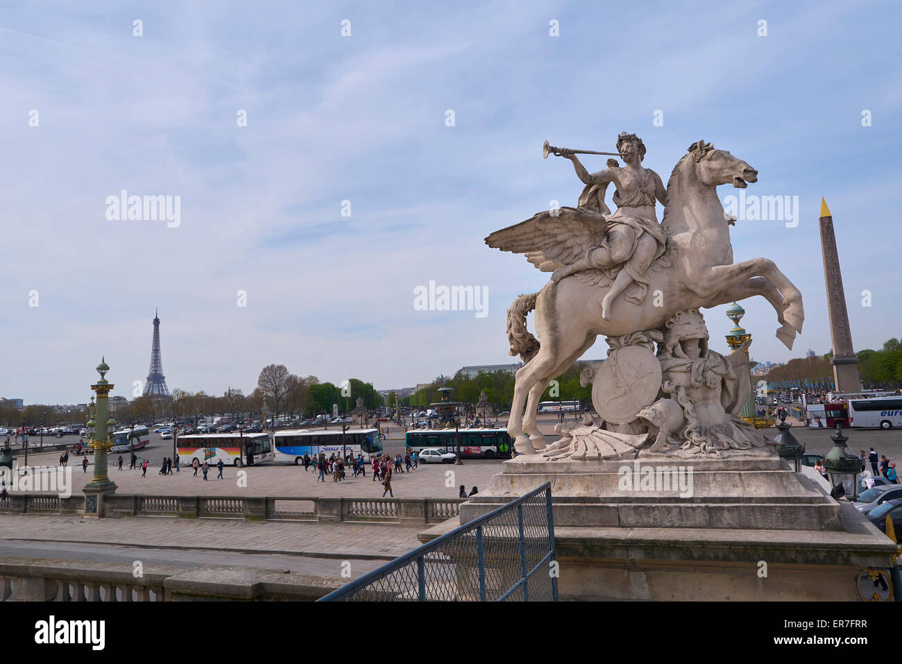 Horse statue and eiffel tower hires stock photography and images Alamy
