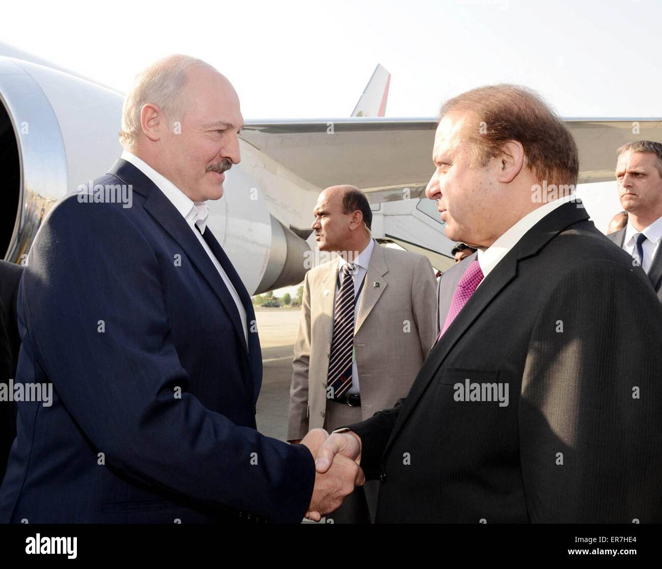 Rawalpindi. 28th May, 2015. This handout picture released on May 28, 2015 by Pakistan Press Information Department (PID), shows Pakistani Prime Minister Nawaz Sharif (R) shaking hands with President of Belarus Alexander Lukashenko at the Nur Khan Air Base in Rawalpindi, Pakistan. President Alexander Lukashenko of Belarus arrived here Thursday for a two-day state visit, officials said. Credit:  PID/Xinhua/Alamy Live News Stock Photo