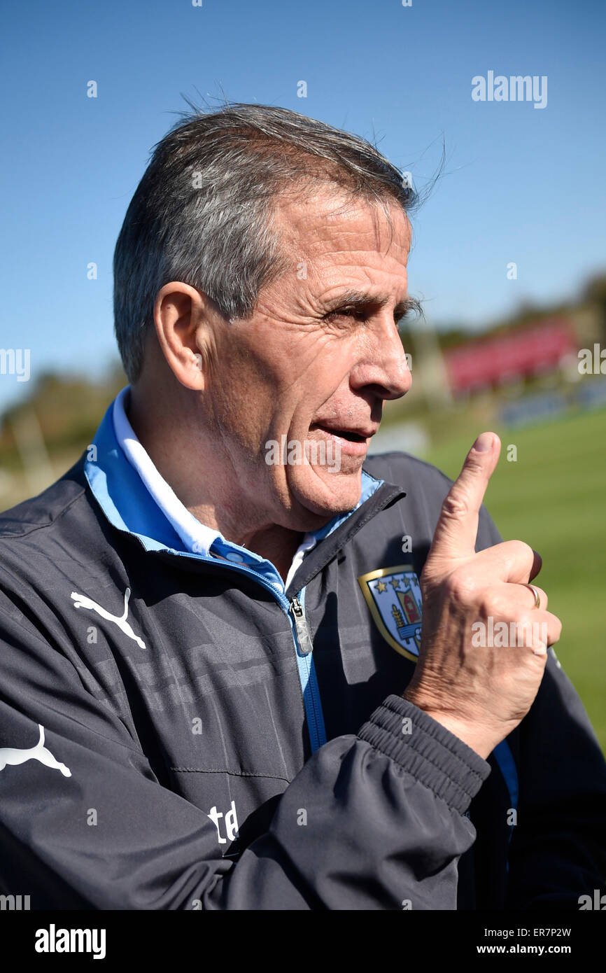 Canelones, Uruguay. 28th May, 2015. Uruguayan National Football Team coach Oscar Tabarez, takes part in a training session, at Uruguay Celeste sports complex, in Canelones, 30km from Montevideo, capital of Uruguay, on May 28, 2015. Uruguayan National Football Team prepared to take part in the Copa America 2015, to be held from June 11 to July 4 in Chile. © Nicolas Celaya/Xinhua/Alamy Live News Stock Photo