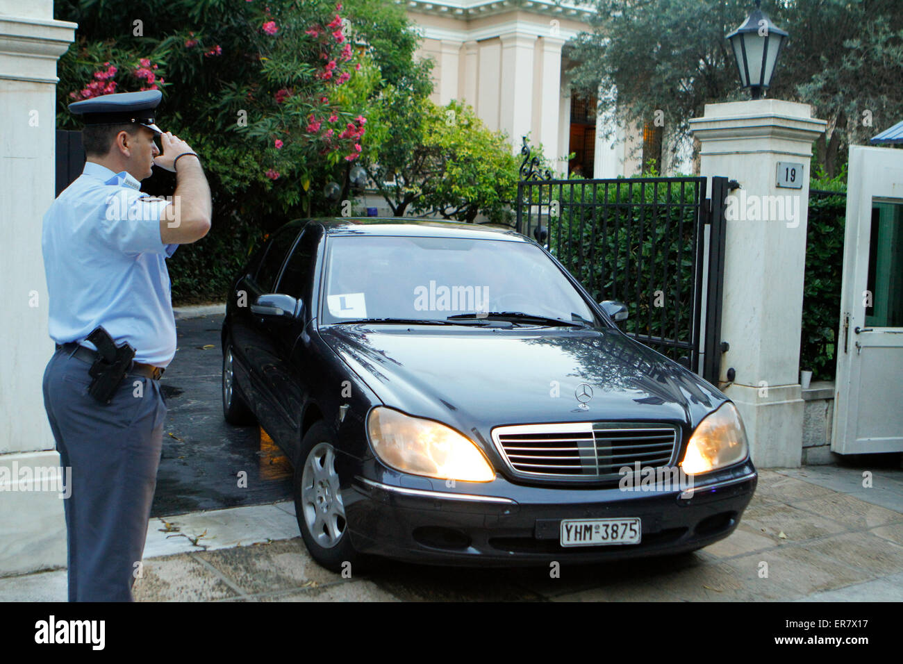 Athens, Greece. 28th May, 2015. The Iranian Minister of Foreign Affairs Mohammad Javad Zarif leaves the Maximos Mansion in a Mercedes. A police officer salutes. The Iranian Foreign Minister paid a visit to the Greek Prime Minister Alexis Tsipras at his official seat in the Maximos Mansion. Credit:  Michael Debets/Pacific Press/Alamy Live News Stock Photo