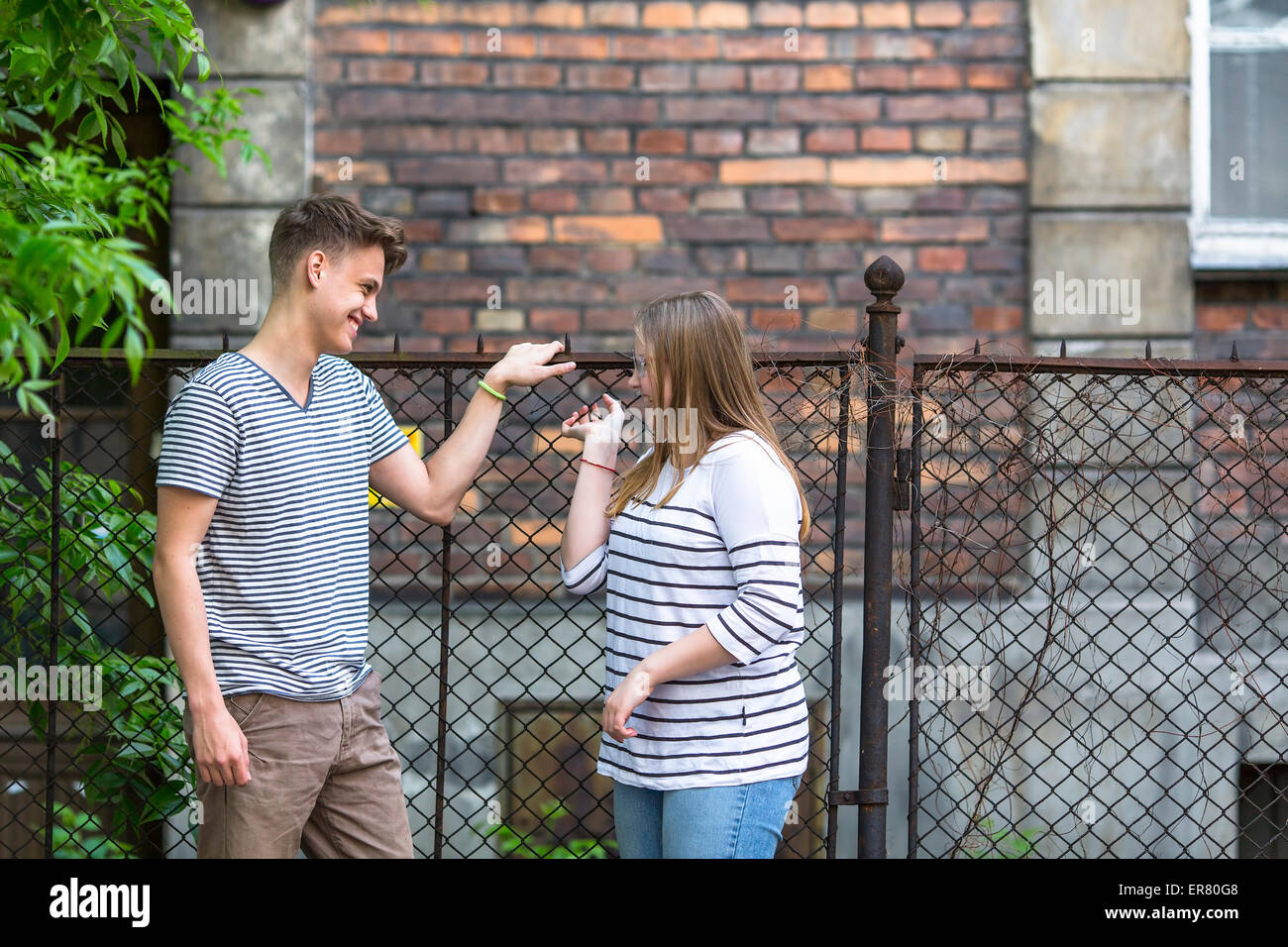 Разговоры на русском грязные молодые. Парень и девушка беседуют на улице. Фото девушка разговаривает с парнем на улице. Подруги болтают. Разговоры на русском грязные молодые.