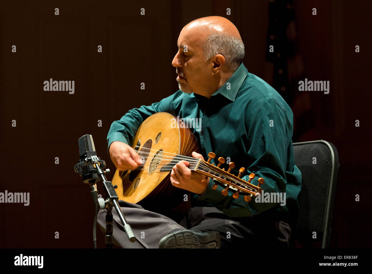 Ara Dinkjian, Armenian folk musician playing oud - Stock Photo - Alamy
