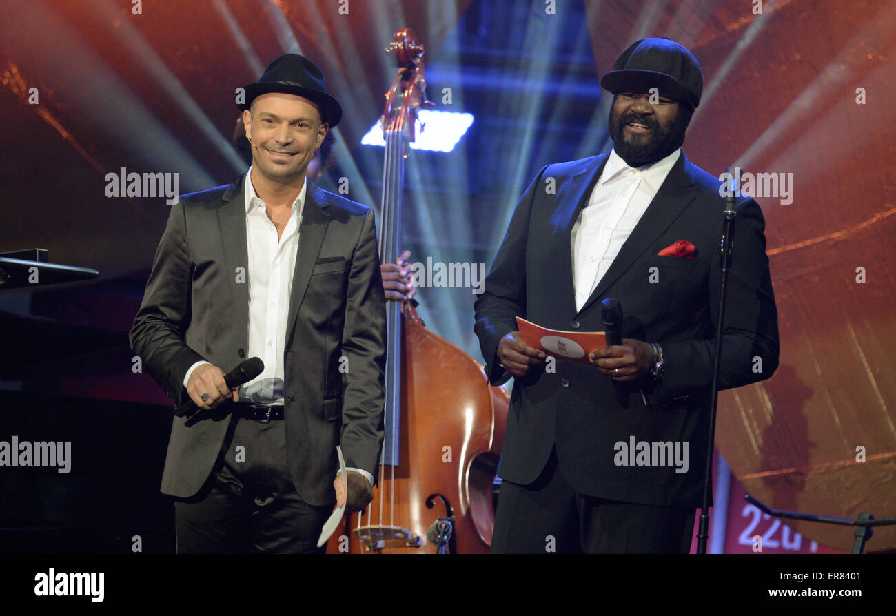 Hamburg, Germany. 28th May, 2015. US American musician Gregory Porter (R) and German musician Roger Cicero host the Echo Jazz award ceremony in Hamburg, Germany, 28 May 2015. The awards in 21 categories are being presented for the sixth time by the Deutsche Phono-Akademie. Photo: DANIEL REINHARDT/dpa/Alamy Live News Stock Photo