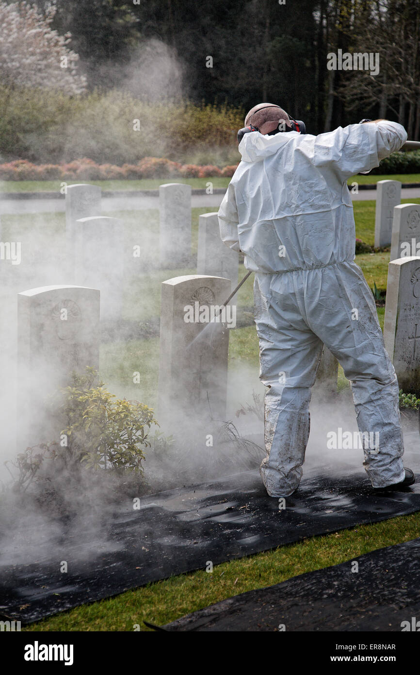 CWGC cemetery headstones in Brookwood Cemetery being steam cleaned to remove algae Stock Photo