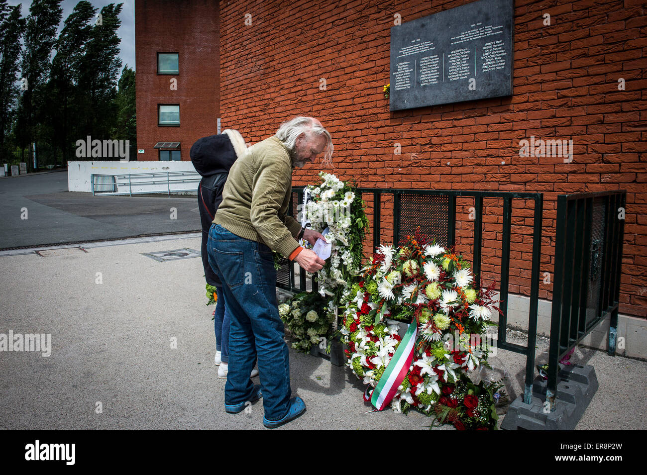 Brussels, Bxl, Belgium. 29th May, 2015. Visitors pay the tribute at the day of the 30th anniversary of the tragedy at the Heysel stadium, renamed King Baudouin Stadium in Brussels, Belgium on 29.05.2015 The Heysel disaster occurred before the start of the 1985 European Cup final Liverpool - Juventus when a wall collapsed under the pressure of escaping fans as result of riots before the start. 39 people died and 600 were injured. by Wiktor Dabkowski Credit:  Wiktor Dabkowski/ZUMA Wire/Alamy Live News Stock Photo