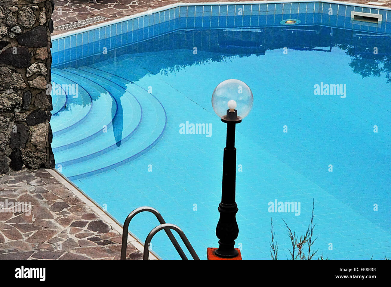 Splendida vista piscina terrazza sul mare Stock Photo