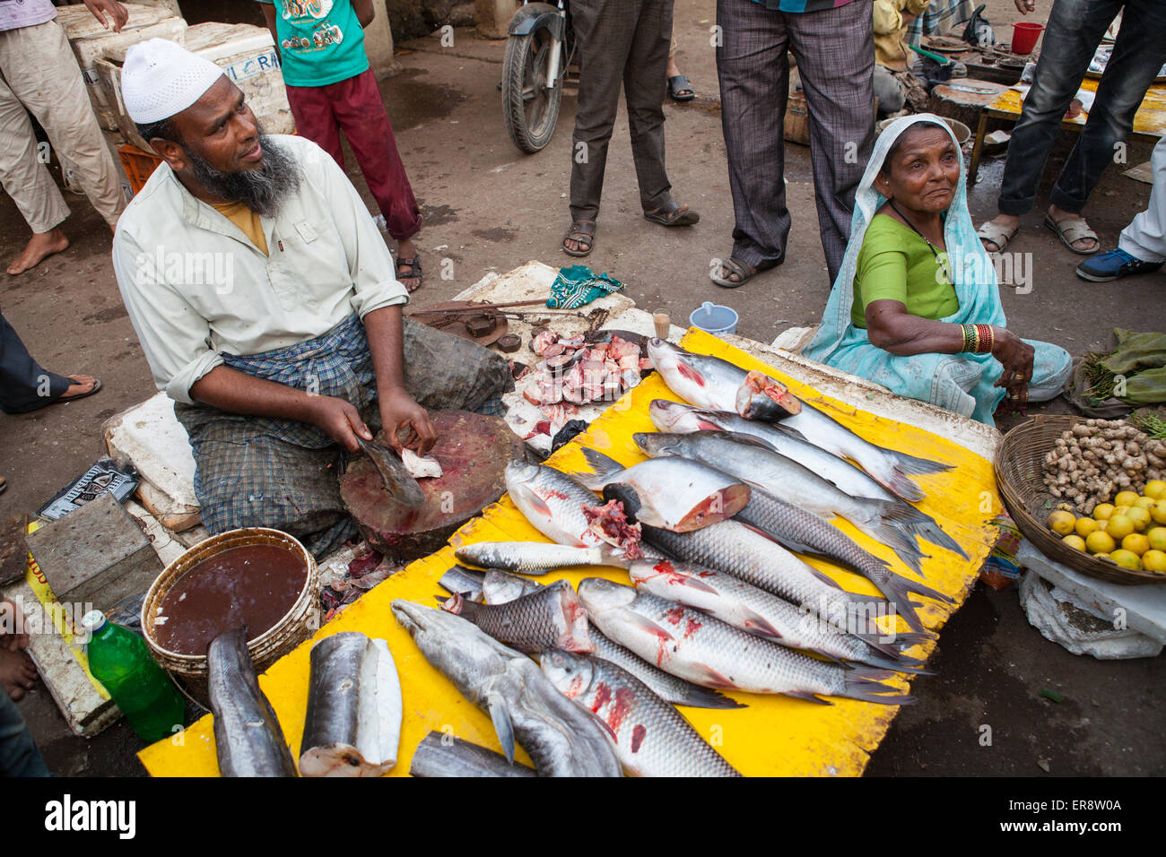 Fishmonger muslim halal hires stock photography and images Alamy