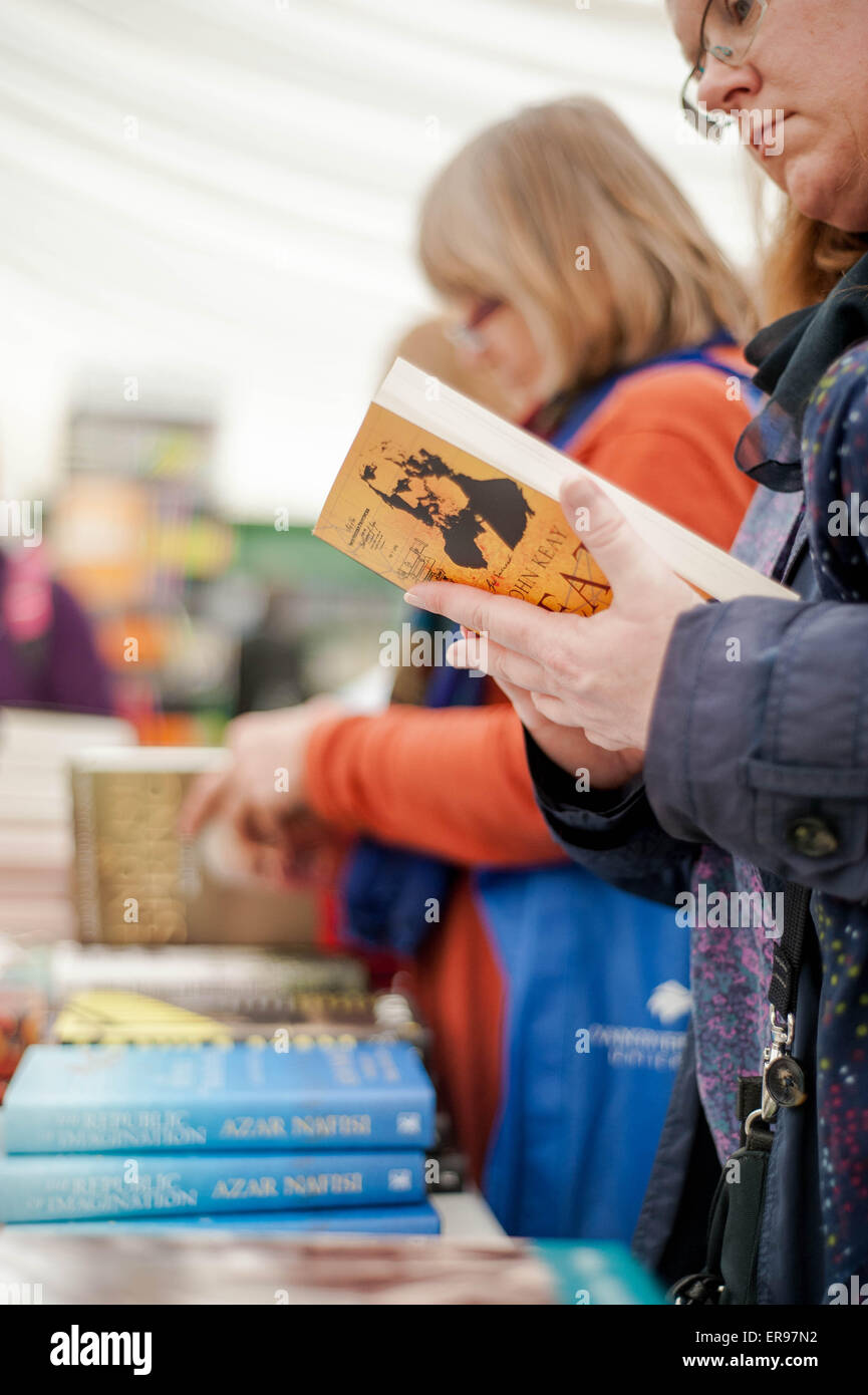Hay on Wye, UK. Thursday 28 May 2015  Pictured: People Browse the books at Hay  Re: The 2015 Hay Festival takes place in Hay on Wye, Powys, Wales Stock Photo
