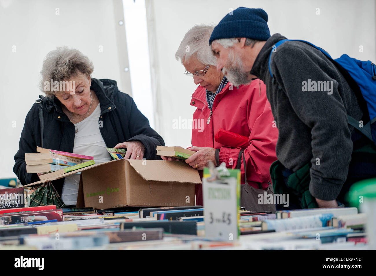 Hay on Wye, UK. Thursday 28 May 2015  Pictured: Poeple browse books at the Hay Festival  Re: The 2015 Hay Festival takes place in Hay on Wye, Powys, Wales Stock Photo