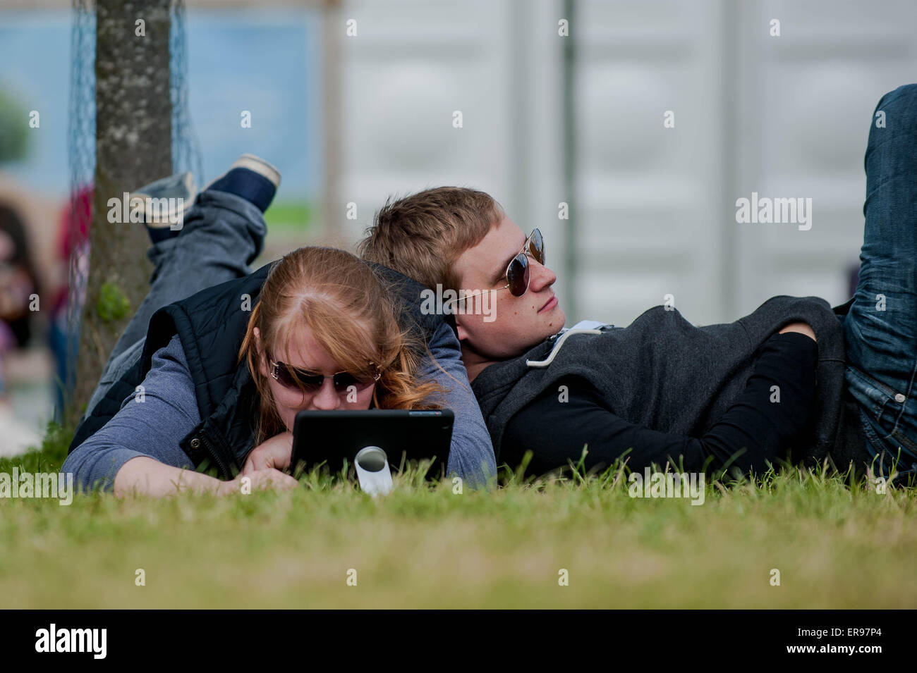 Hay on Wye, UK. Thursday 28 May 2015  Pictured: People relax in the Sun at the Hay Festival RE: The Hay Festival takes place in Hay on Wye, Powys, Wales Stock Photo