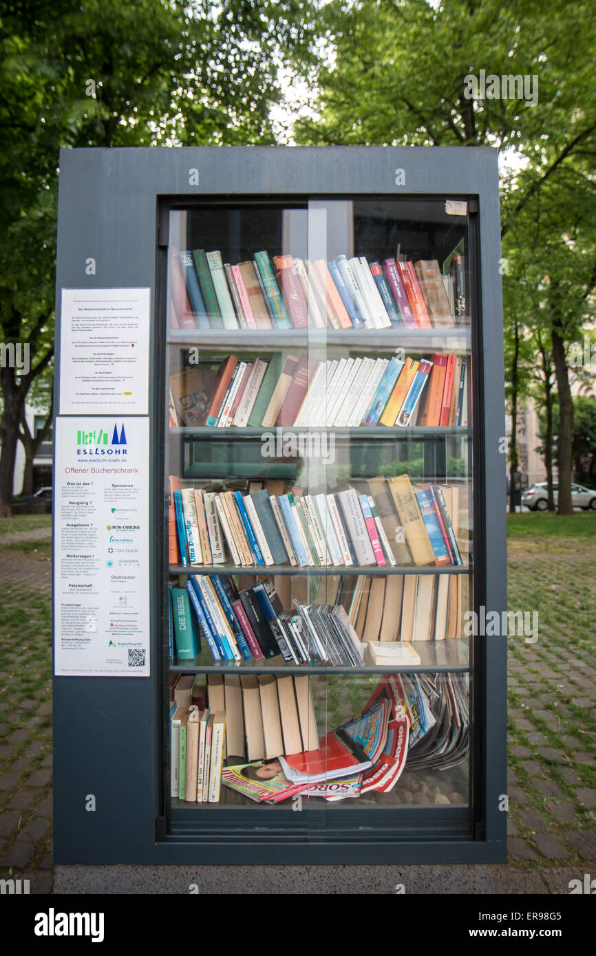 book exchange shelf Stock Photo Alamy