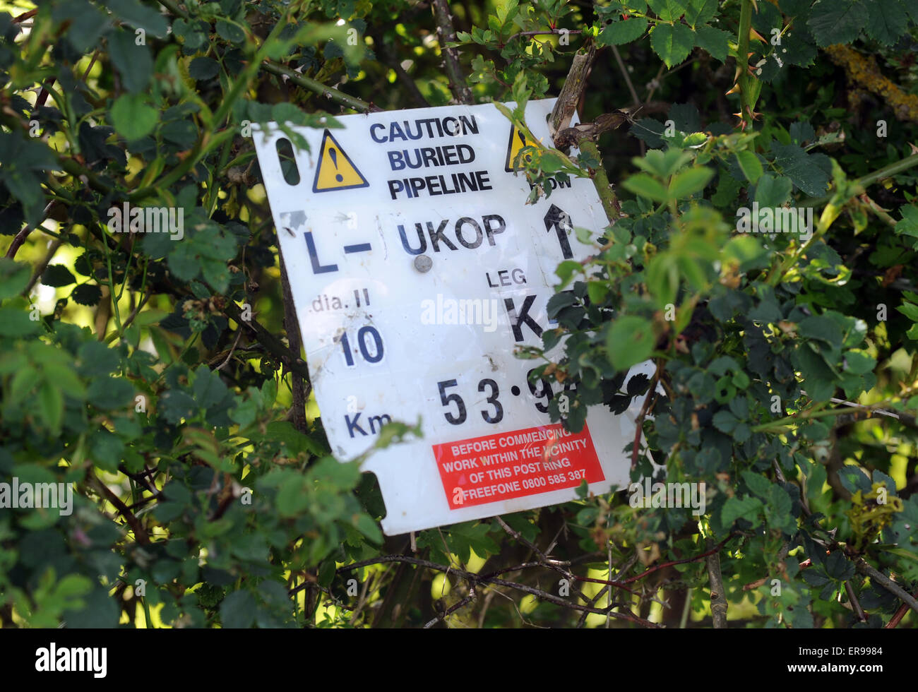 BURIED PIPELINE CAUTION SIGN RE SAFTEY WATERWAYS HAZARDS ENGLISH COUNTRYSIDE HOLIDAY VACATION CANALS LOCKS TOWPATH UK Stock Photo