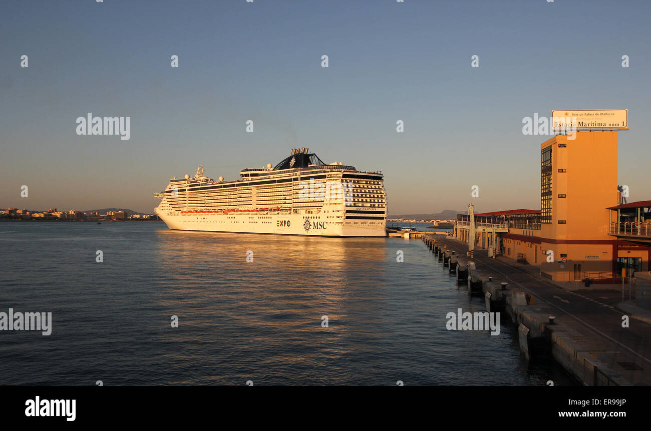 Msc Cruises Cruise Ship “msc Fantasia” (333.3 Mtrs ) - Arriving On 