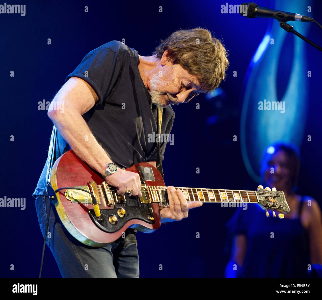chris-rea-in-concert-at-the-carre-theatre-in-amsterdam-featuring-chris