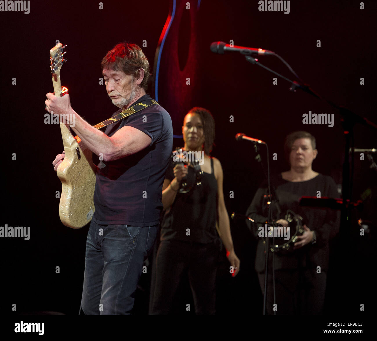 chris-rea-in-concert-at-the-carre-theatre-in-amsterdam-featuring-chris