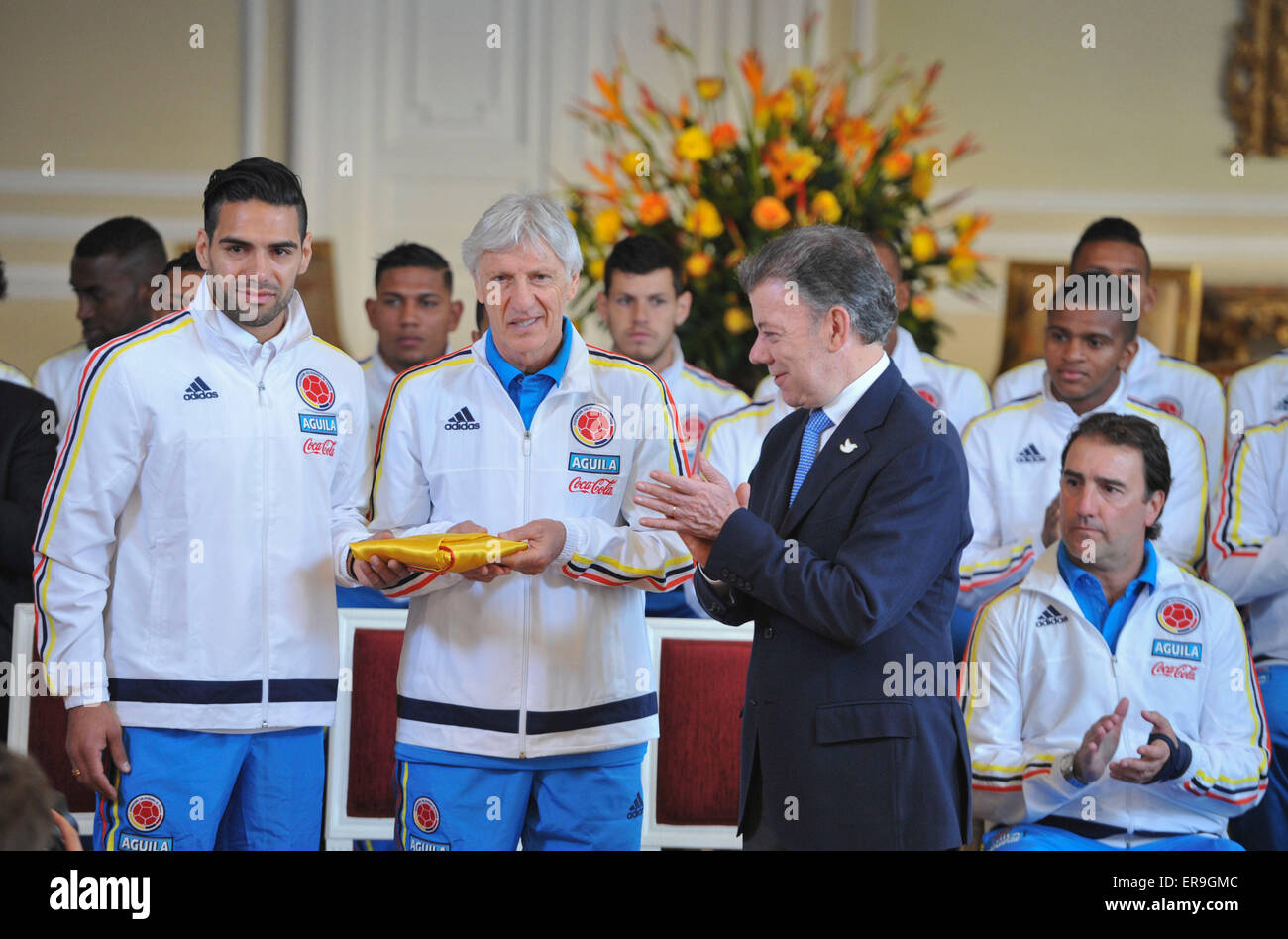 Bogota, Colombia. 29th May, 2015. Image provided by Colombia's Presidency shows Colombian President Juan Manuel Santos (2nd R) delivering the National Colombian flag to head coach Jose Pekerman (2nd L) and player Radamel Falcao (1st L) of Colombia's national soccer team, that will take part in the Copa America Chile 2015, in Bogota, capital of Colombia, on May 29, 2015. © Efrain Herrera/Colombia's Presidency/Xinhua/Alamy Live News Stock Photo