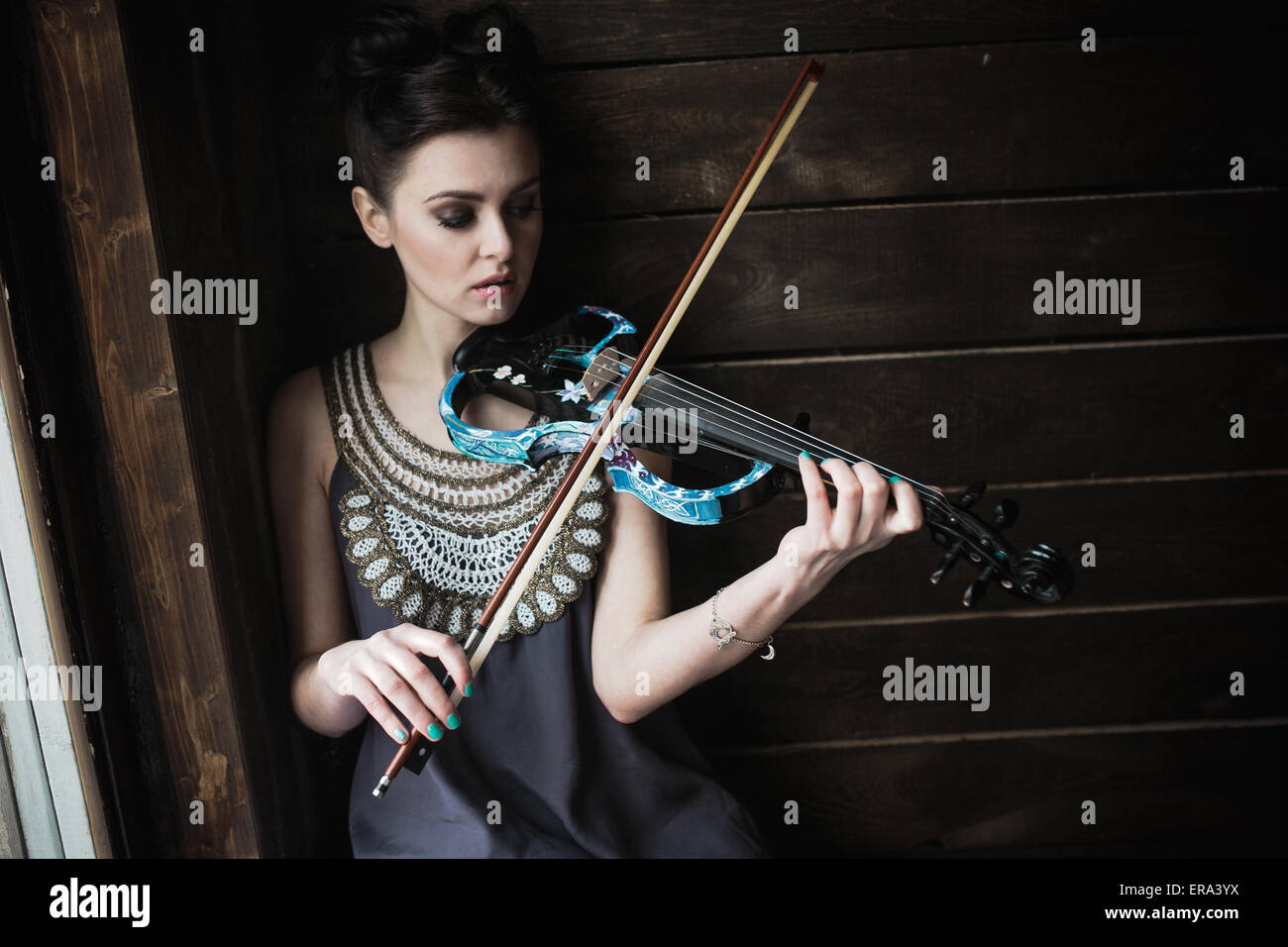 girl posing and holding a violin Stock Photo - Alamy
