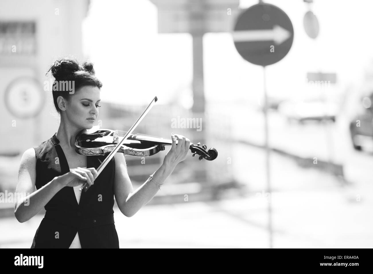 girl posing with violin in hand Stock Photo - Alamy