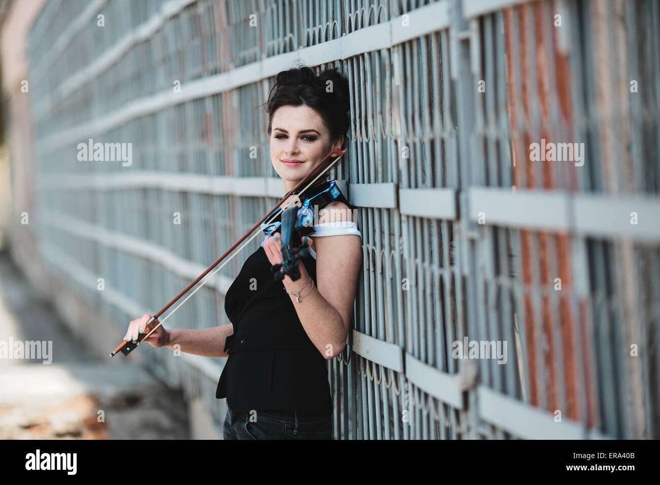 girl posing with violin Stock Photo - Alamy