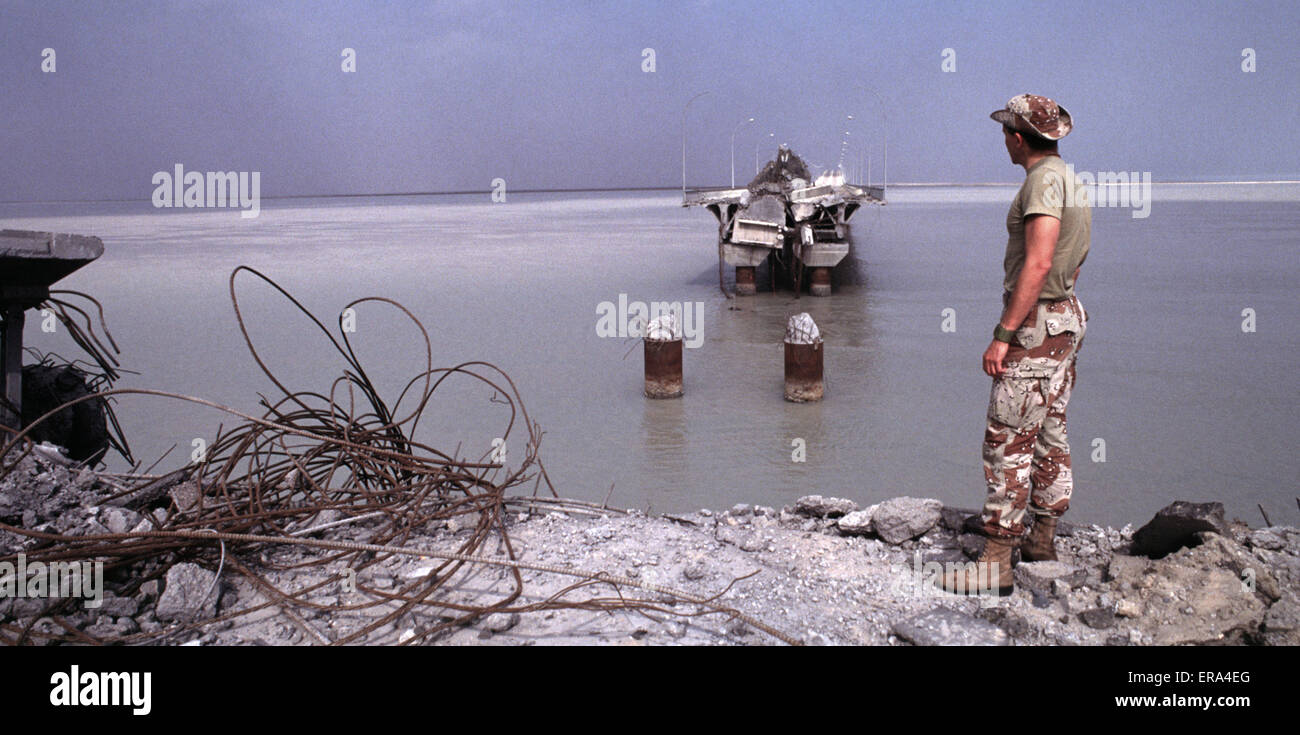 15th March 1991 The damaged bridge to Boubiyan Island in north-east Kuwait, bombed by USAF aircraft in the air war with Iraq. Stock Photo