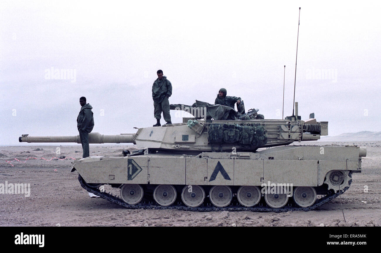 23rd March 1991 An American tank crew and their M1A1 Abrams tank Stock