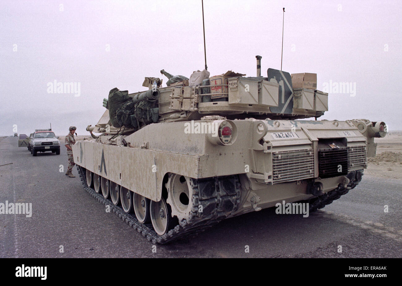 23rd March 1991 A U.S. Army M1A1 Abrams tank parked on the highway in northern Kuwait. Stock Photo