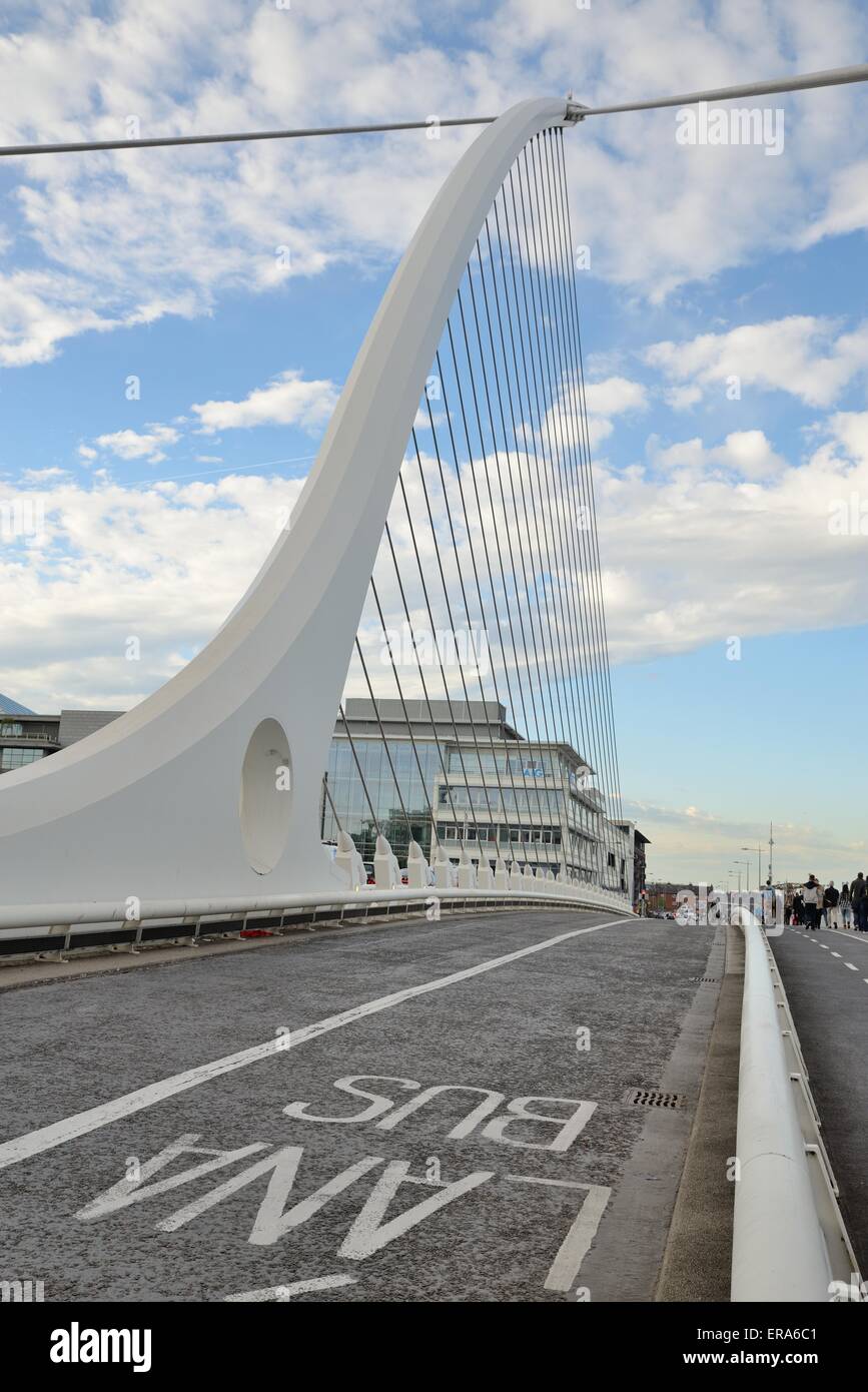 Samuel Beckett Bridge in Dublin across River Liffey Stock Photo - Alamy